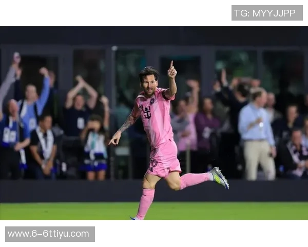 梅西在补时阶段单刀突袭被迅速回追的防守球员成功破坏 梅西在补时阶段单刀突袭被迅速回追的防守球员成功破坏