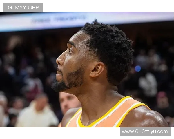 米切尔赛后失落情绪明显罕见不接受采访专注手机发呆状态引发关注